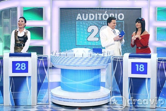 Milene Uhiara e Valentina são desafiadas por Silvio Santos