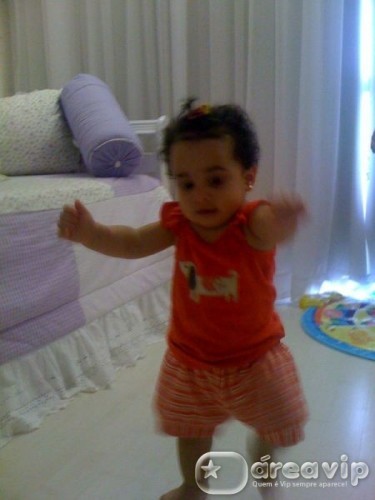 Filha de Scheila Carvalho já está andando