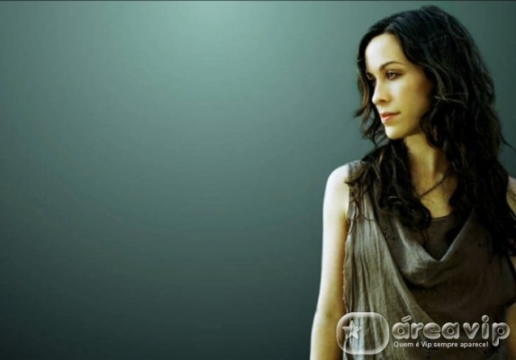 Alanis Morissette divulga sua nova música, “Into a King” – Ouça!