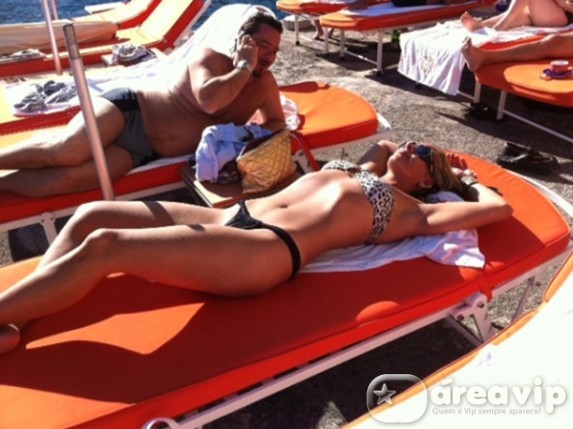 Adriane Galisteu se bronzeia na Itália