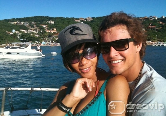 Felipe Dylon está noivo de Aparecida Petrowky