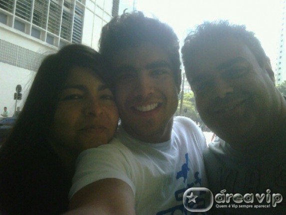 Depois de 12 anos, Caio Castro almoça com os pais juntos e posta foto no Twitter