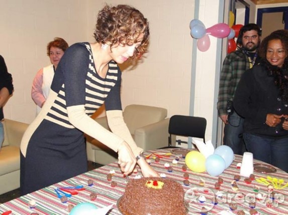 Camila Pitanga comemora aniversário com equipe de Insensato Coração