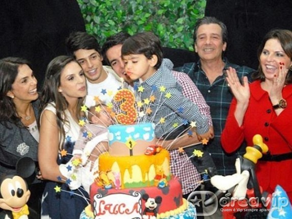 Mulher de Kaká posta foto do aniversário do filho