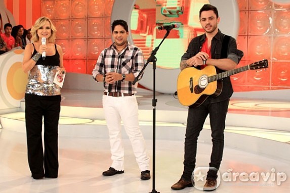 Jorge e Mateus se emocionam durante homenagem no programa de Eliana