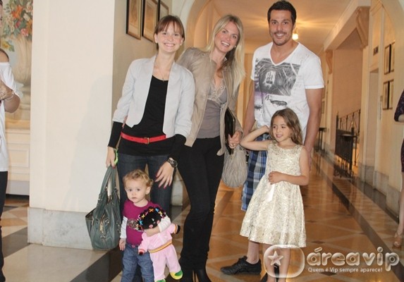 Acompanhados dos filhos, Vips participam de desfile beneficente no Rio