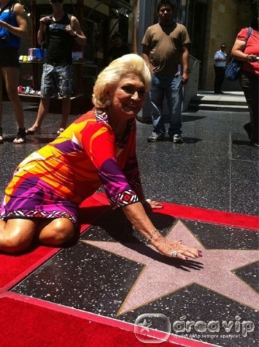 Hebe Camargo posta foto na calçada da fama em Hollywood