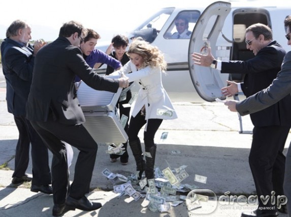 Insensato Coração - Cortez e preso ao tentar sair do pais com Natalie e Paula