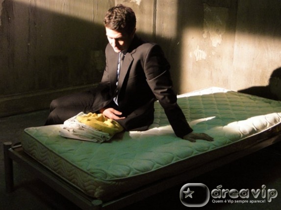 Insensato Coração - Léo dorme no canil