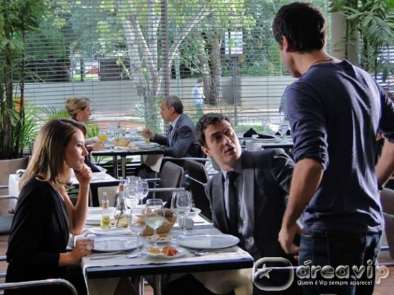 Insensato Coração - Léo se surpreende com a chegada de Pedro