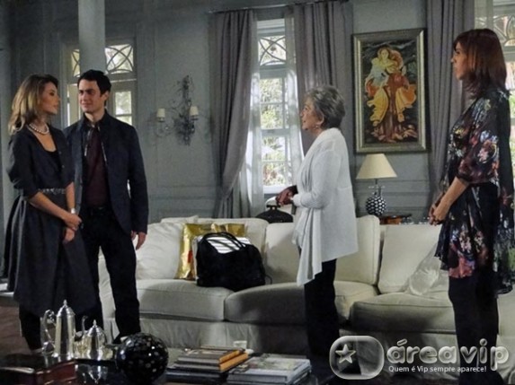 Insensato Coração - Marina volta de viagem noiva de Léo