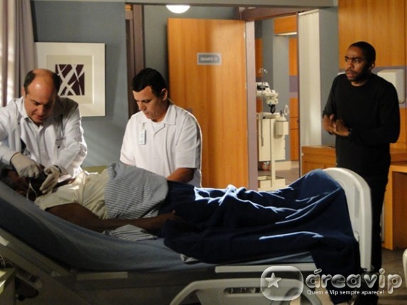 Insensato Coração - No hospital Gregorio tem convulsão e deixa André desesperado