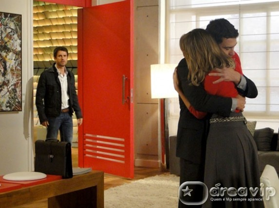 Insensato Coração - Pedro flagra Marina e Leo abraçados