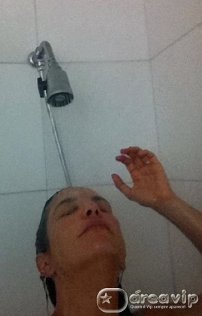 Ivete Sangalo posta foto tomando banho