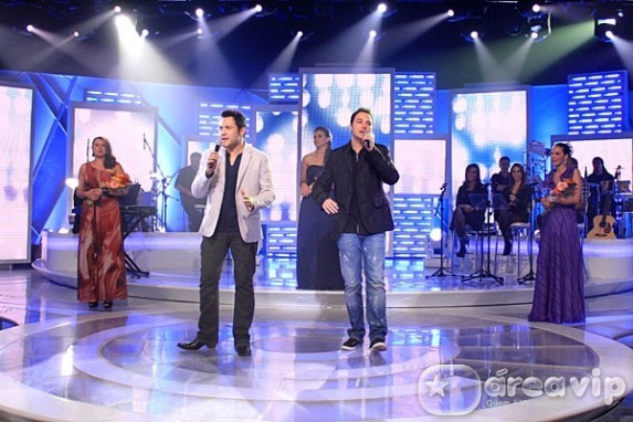 Raul Gil recebe João Bosco & Vinícius em seu programa