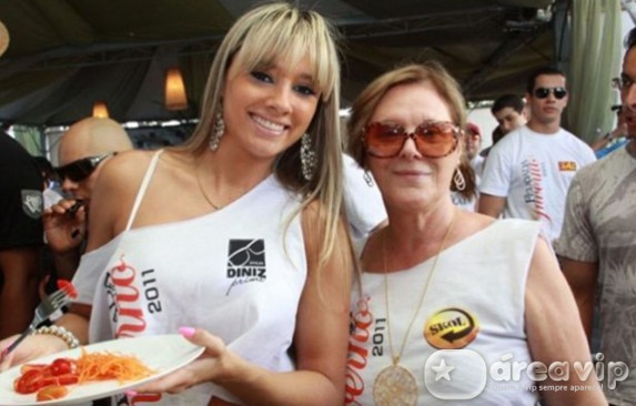 Juju Salimeni vai a feijoada em Cuiabá