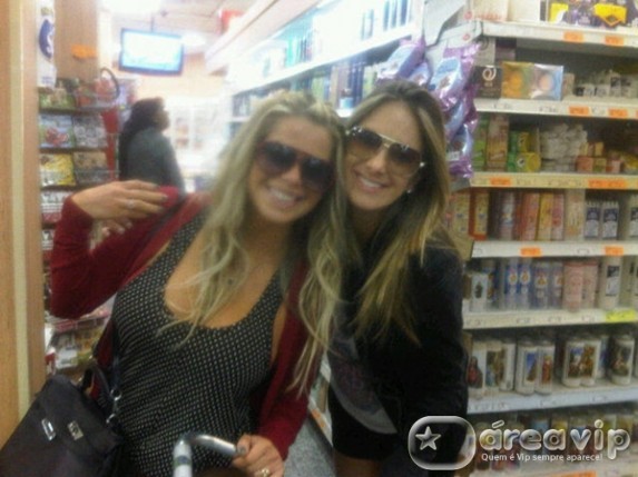 Ticiane Pinheiro e Karina Bacchi se encontram em supermercado
