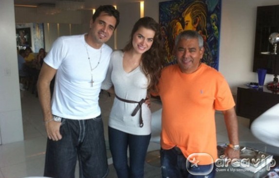 Latino posta foto no Twitter ao lado de novo affair