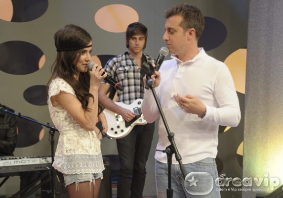 Manu Gavassi é a atração musical no Caldeirão do Huck