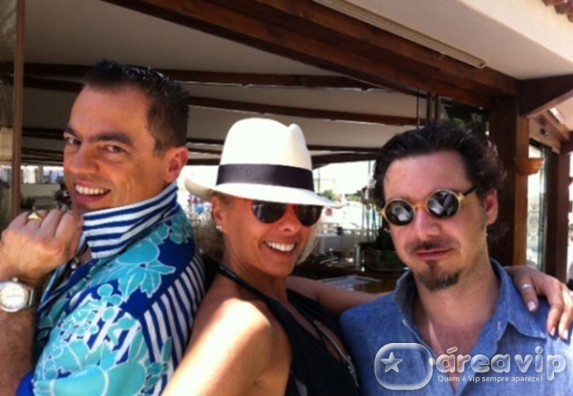 Adriane Galisteu chega à Itália para ensaio