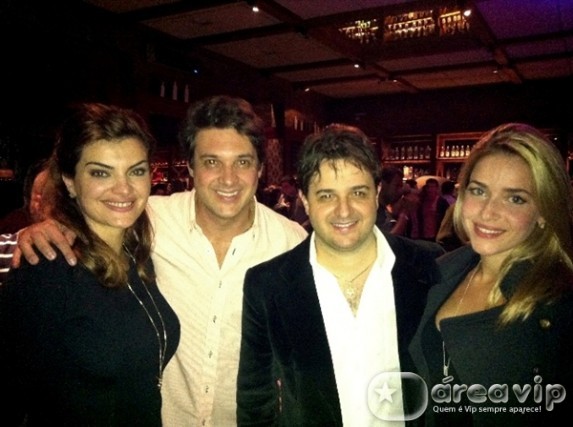 Monique Alfradique e Mayana Neiva curtem show em Sampa