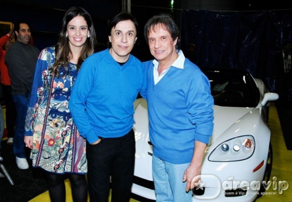 Roberto Carlos presenteia Tom Cavalcante com carro de R$250 mil