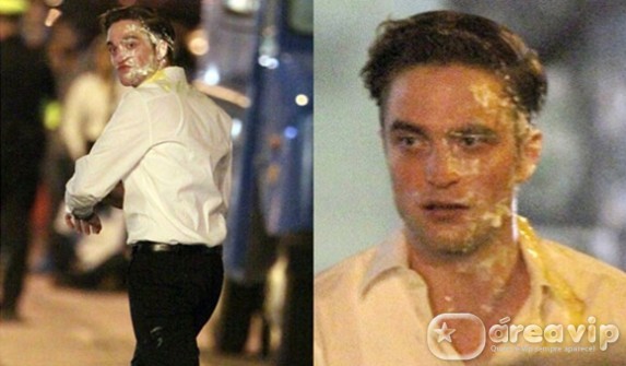 Robert Pattinson leva torta na cara em filmagens