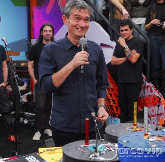 Serginho Groisman comemora seu aniversário ao ritmo de rock anos 80, no ‘Altas Horas’