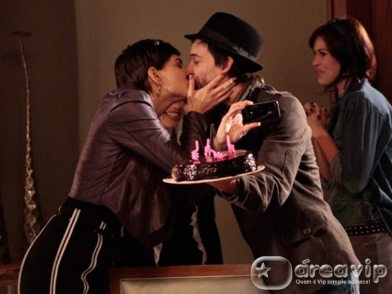 Tainá Müller faz aniversário e recebe visita surpresa do namorado