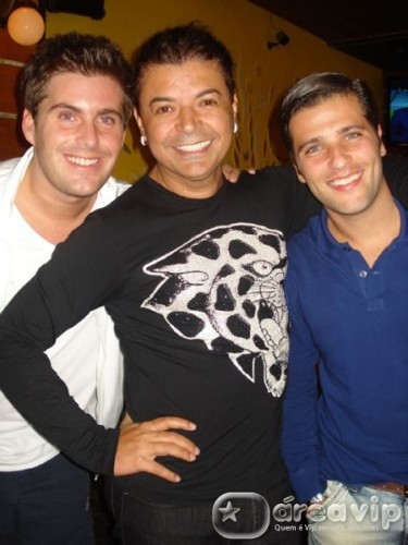 Bruno Gagliasso comemora aniversário do irmão em churrascaria