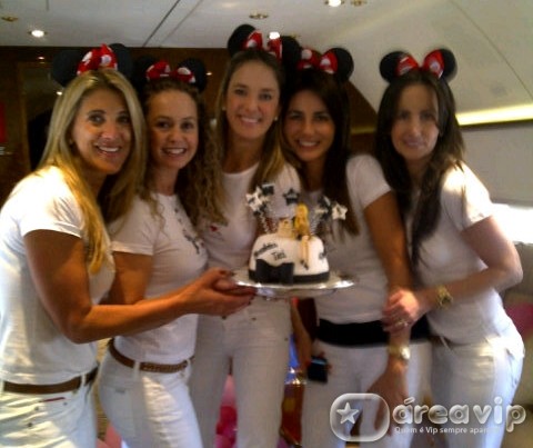 Ticiane Pinheiro comemora aniversário cercada de amigas