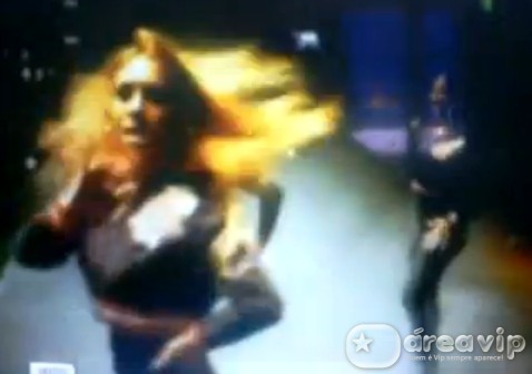 Latino escorrega no palco e cai diante de 30 mil pessoas em Santa Catarina – Veja o vídeo!