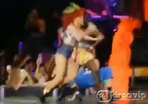 Rihanna leva tombo durante show no Canadá – Veja o vídeo!