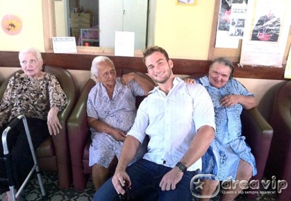 Wesley visita abrigo administrado por Daniel