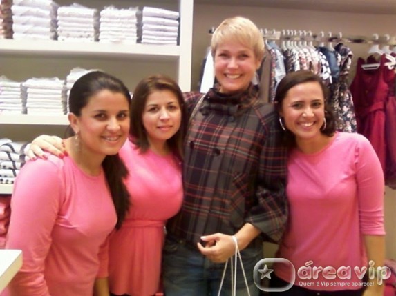Xuxa faz compras em loja de shopping carioca