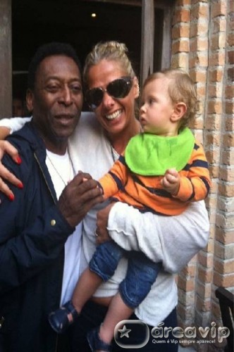 Adriane Galisteu apresenta seu filho para Pelé