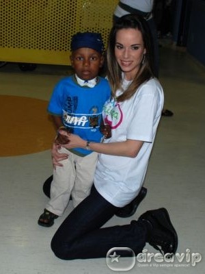 Ana Furtado faz visita às crianças do GRAACC