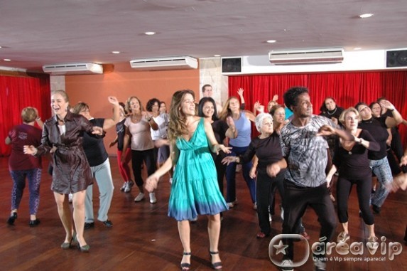 Angélica coloca os atores Ingrid Guimarães e Luis Miranda para dançar no Estrelas