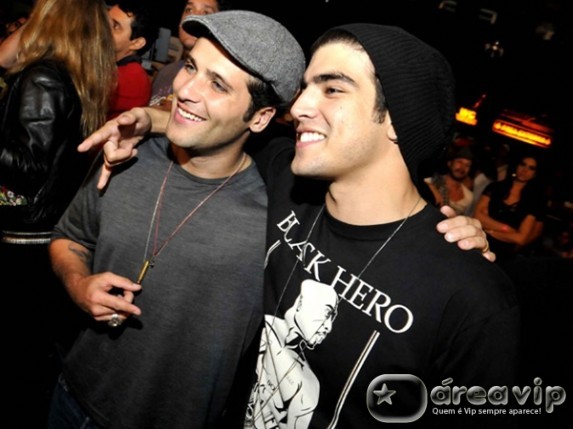 Bruno Gagliasso e Caio Castro vão em evento de luta livre
