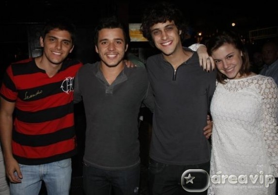 Bruno Gissoni e Alice Wegmann curtem show de pagode com elenco de ‘Malhação’