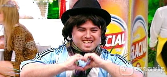 Cabrito Tevez tenta se passar por Fiuk em ‘A Praça é Nossa’