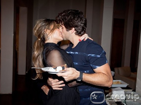 Claudia Leitte ganha beijão do marido em aniversário