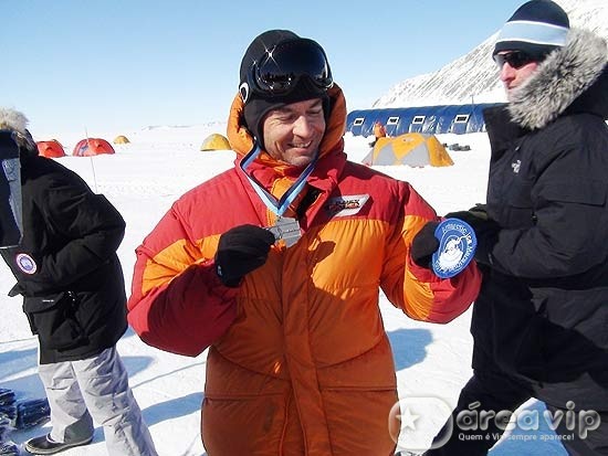 Repórter da Globo treina em frigorífico para maratona no frio