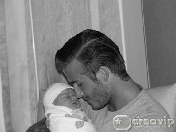 David e Victoria Beckham apresentam a filha, Harper Seven