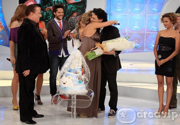 Eliana e homenageada no palco do seu programa