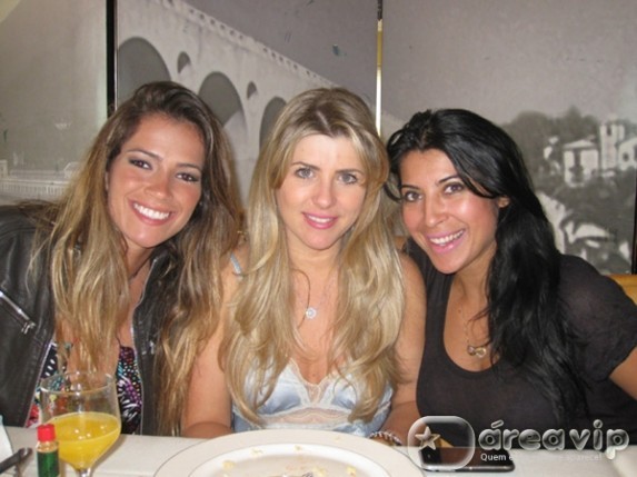 Ex-BBBs Iris, Fani e Priscila se encontram em churrascaria no Rio