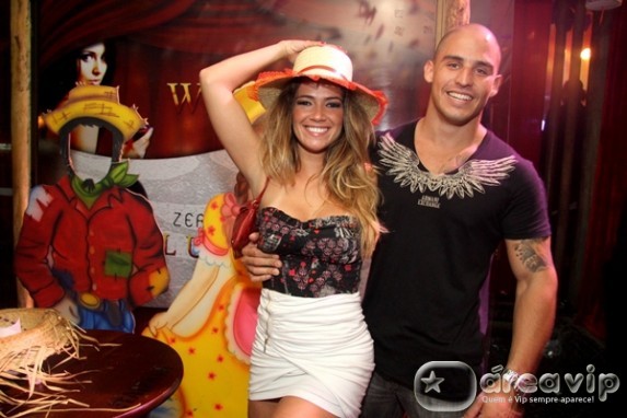 Fani Pacheco se diverte em arraiá ao lado do namorado