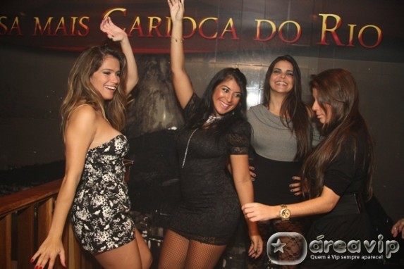 Priscila Pires e Fani Pacheco se divertem em boate no Rio