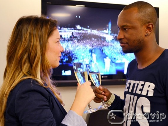 Thiaguinho assina contrato com gravadora e brinda com Fernanda Souza
