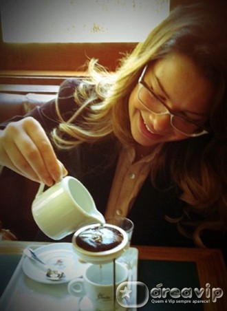 Fernanda Souza posta foto preparando café